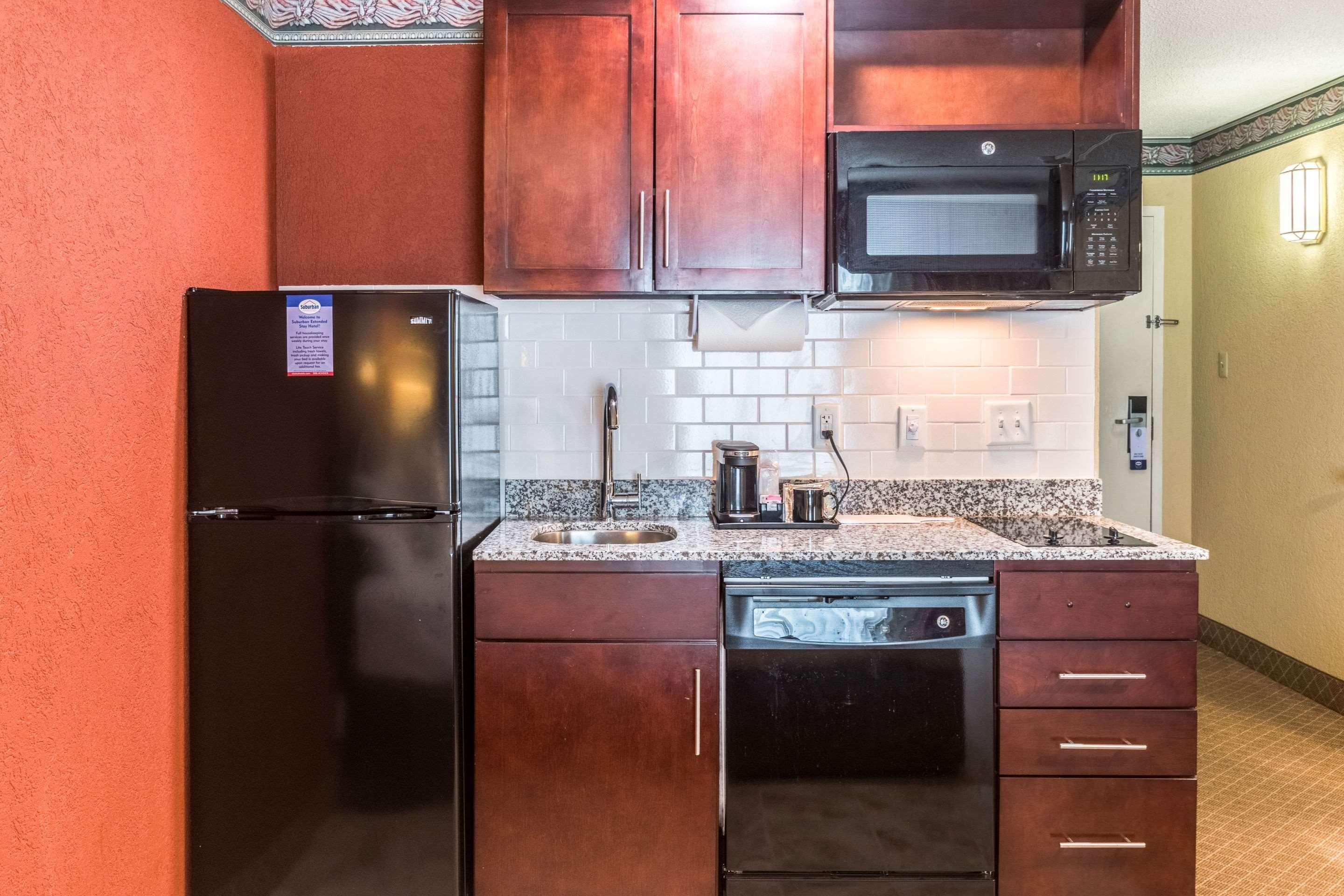 Suburban Extended Stay Hotel Fairmont Bagian luar foto
