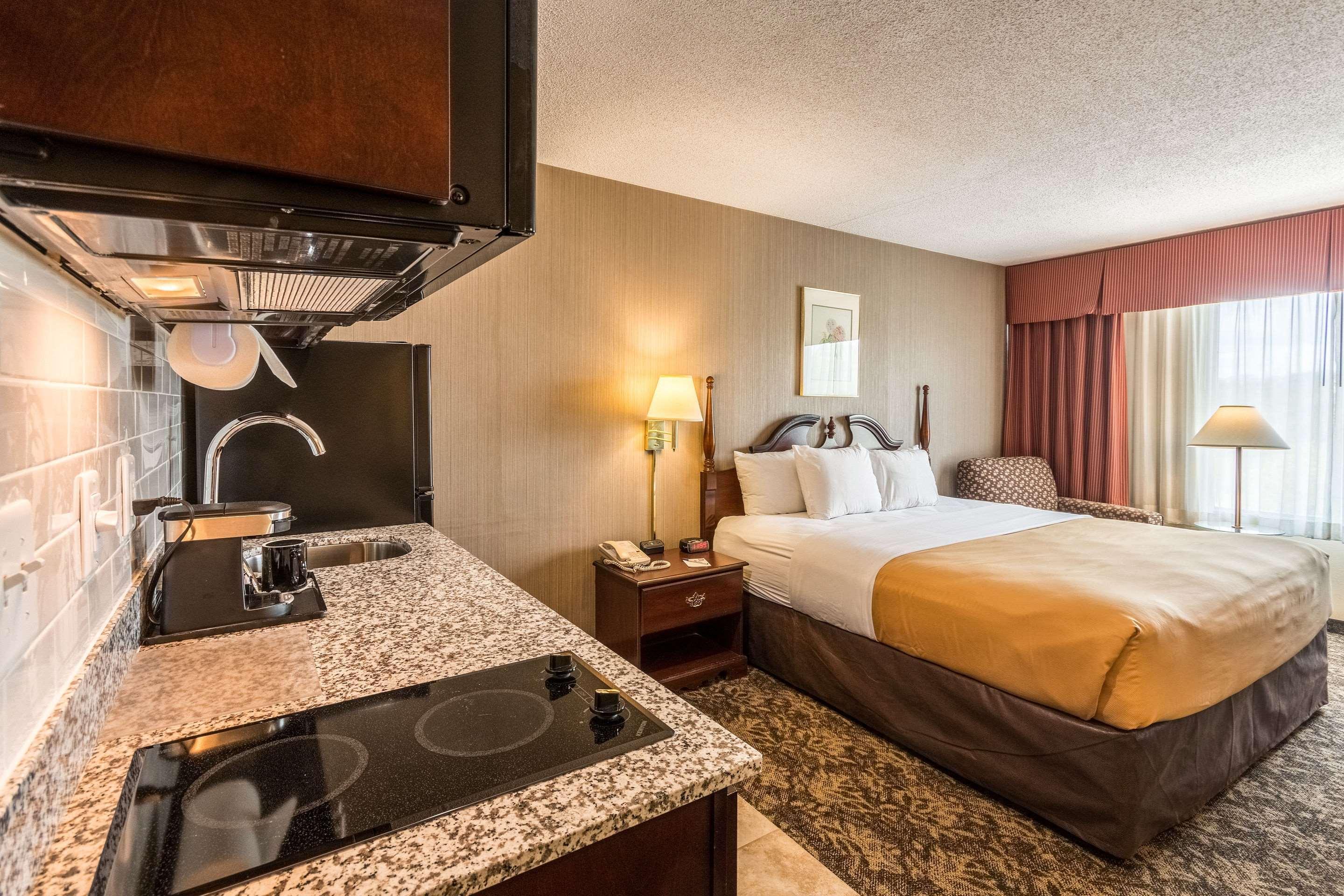 Suburban Extended Stay Hotel Fairmont Bagian luar foto