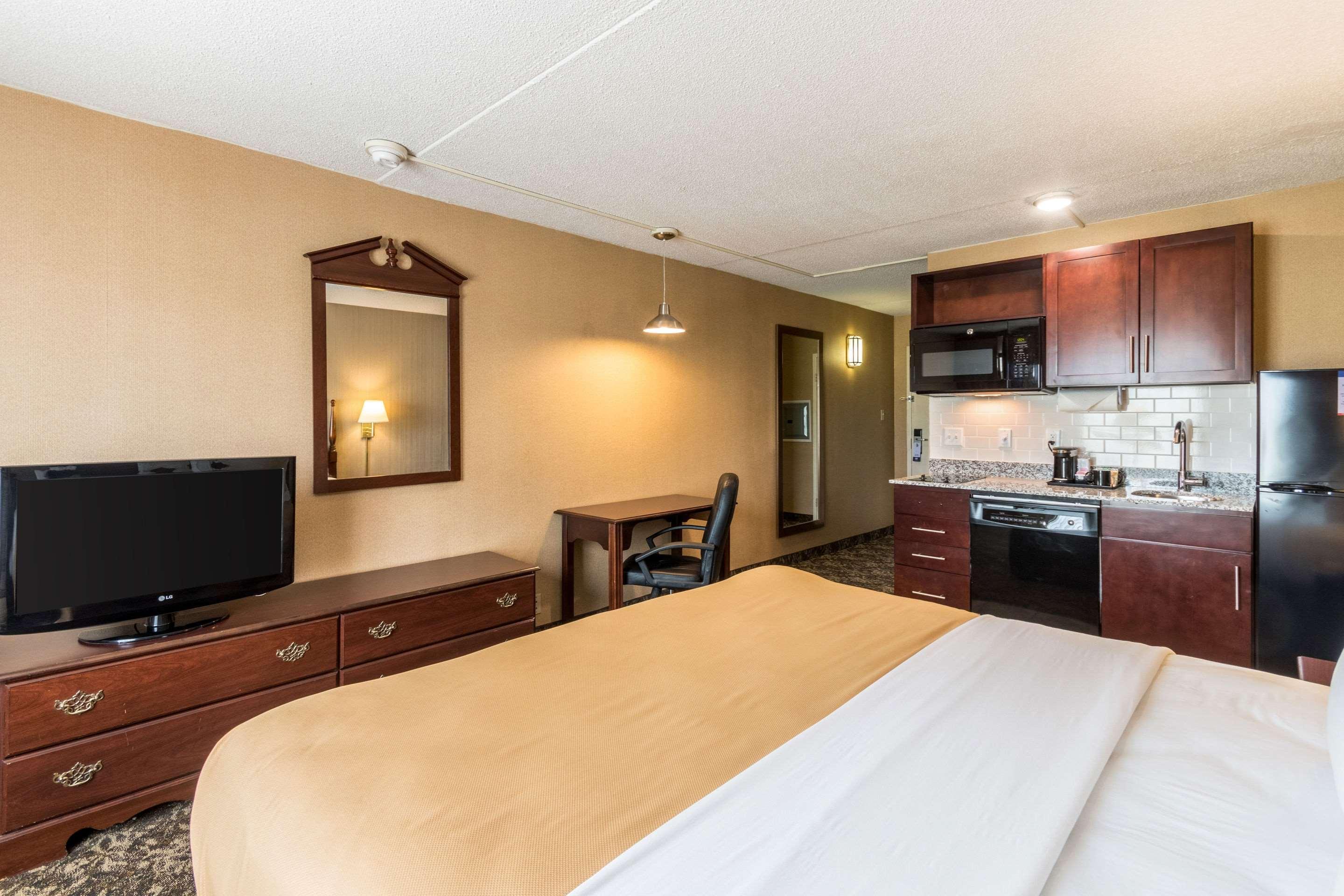 Suburban Extended Stay Hotel Fairmont Bagian luar foto