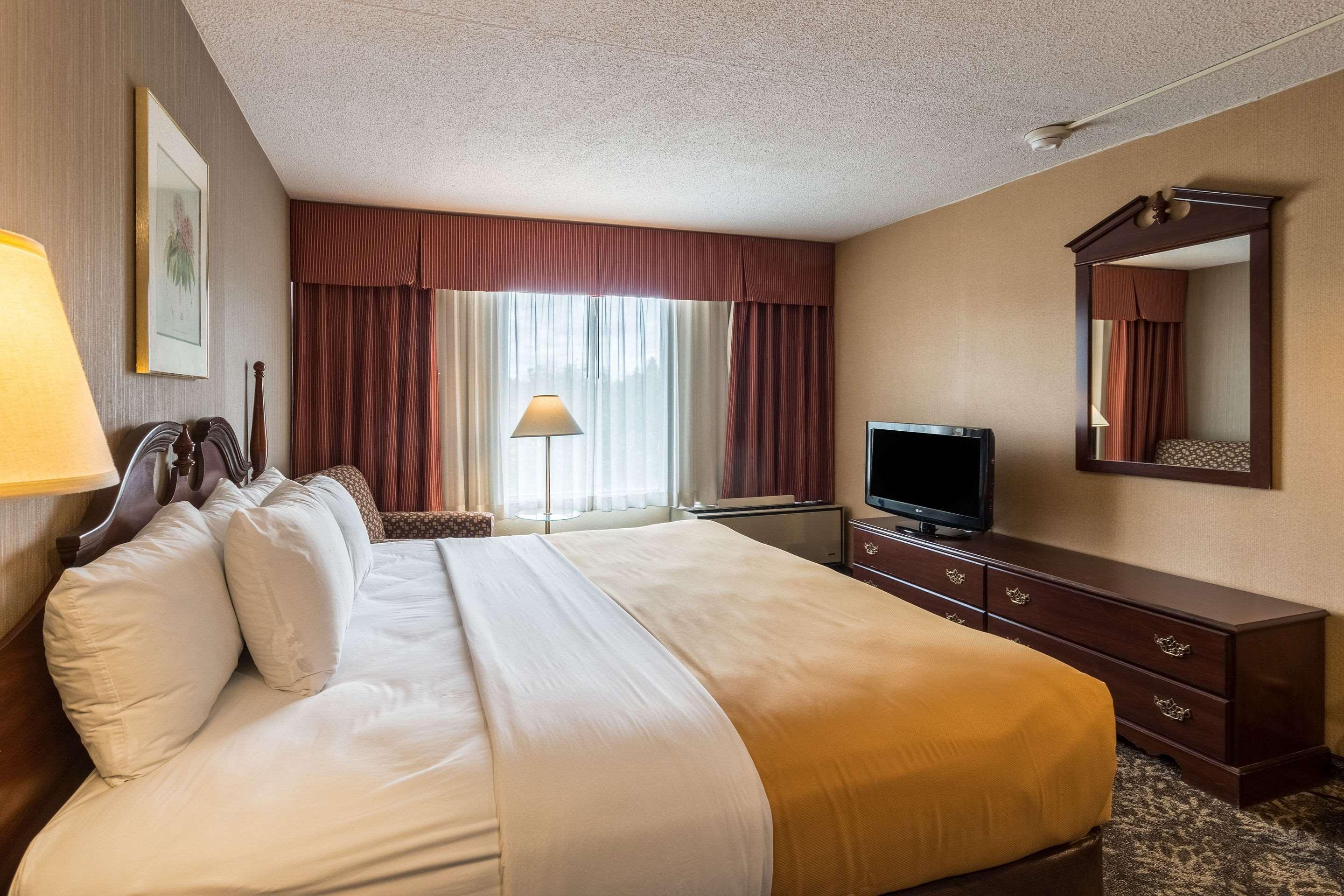 Suburban Extended Stay Hotel Fairmont Bagian luar foto