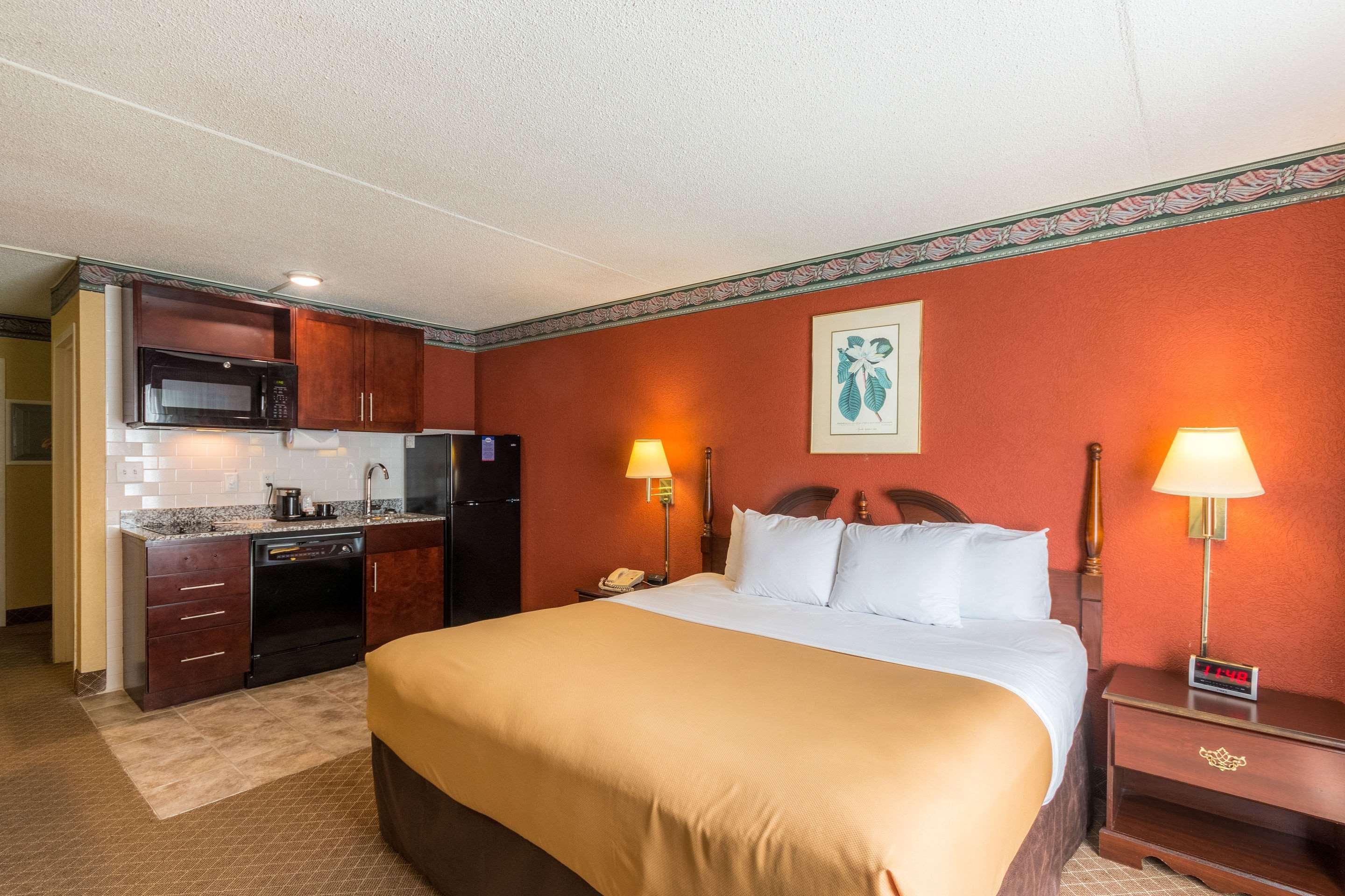 Suburban Extended Stay Hotel Fairmont Bagian luar foto
