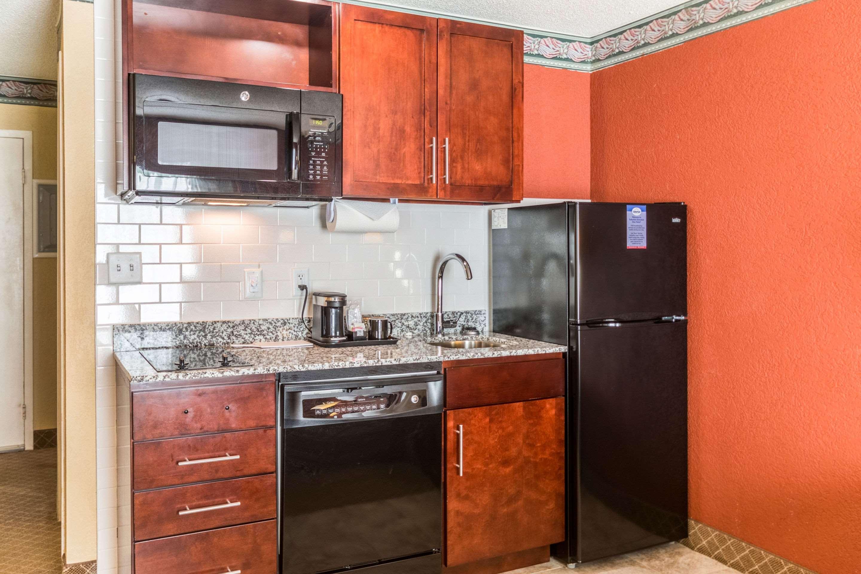 Suburban Extended Stay Hotel Fairmont Bagian luar foto