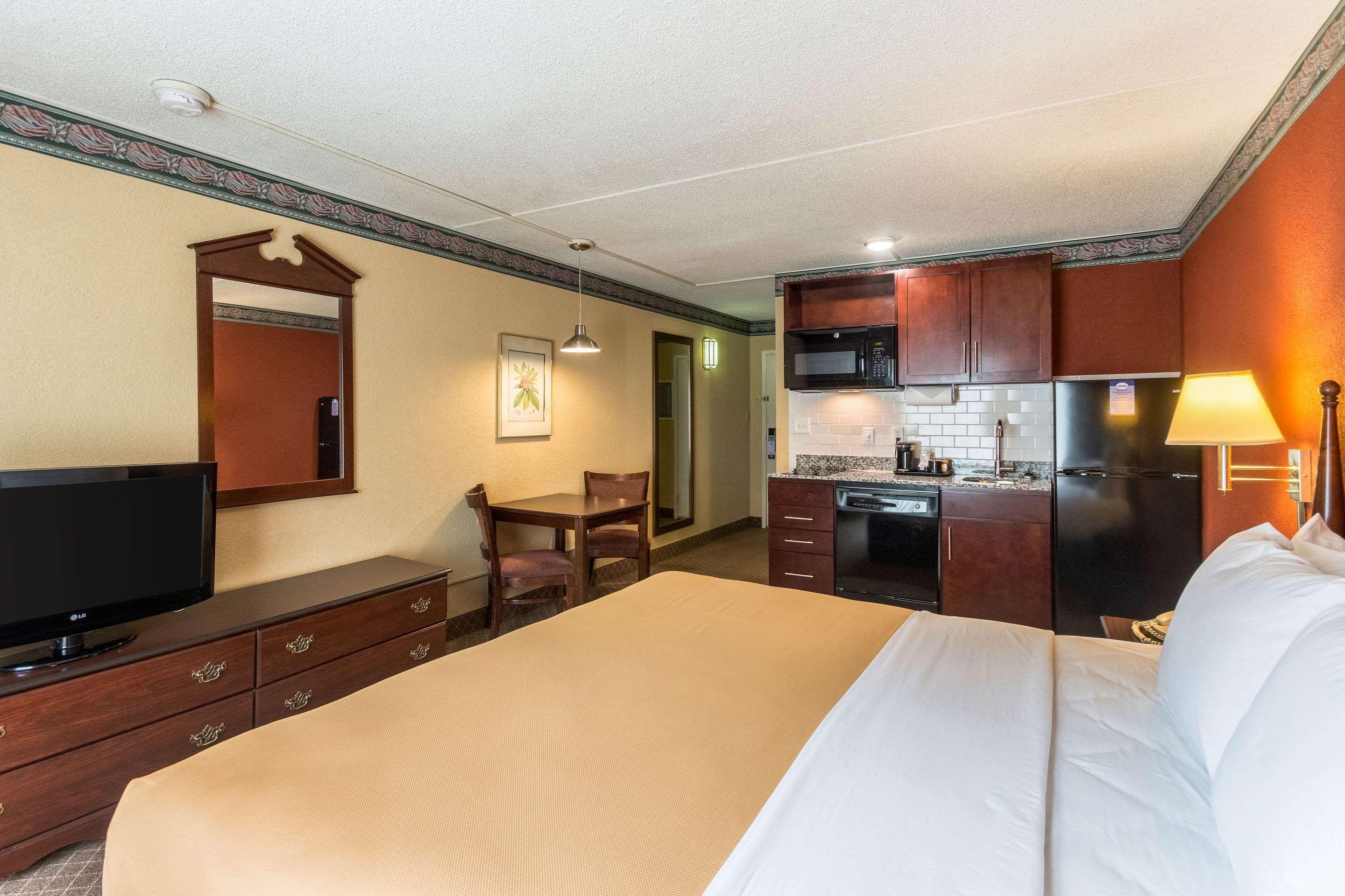 Suburban Extended Stay Hotel Fairmont Bagian luar foto