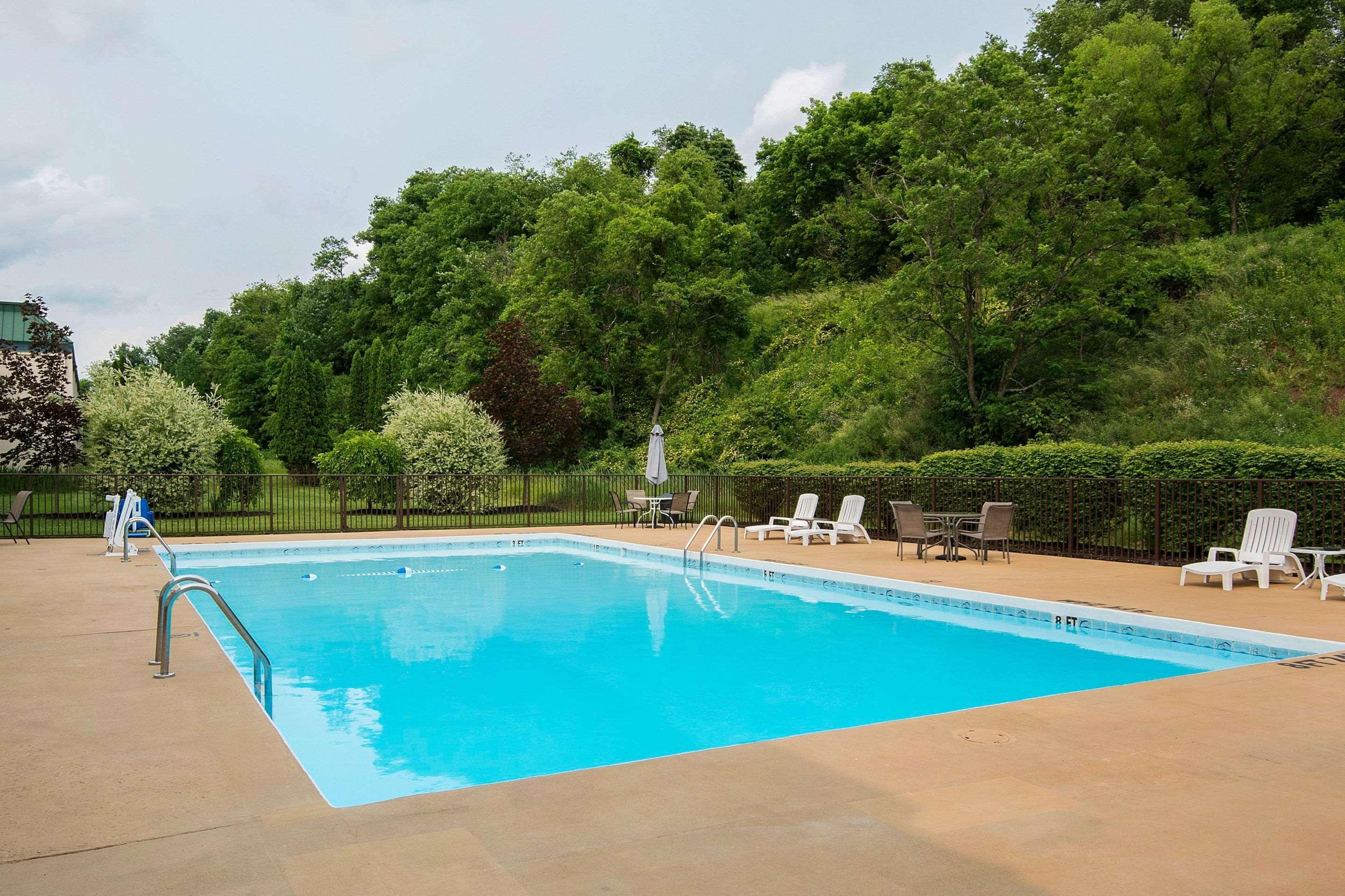 Suburban Extended Stay Hotel Fairmont Bagian luar foto
