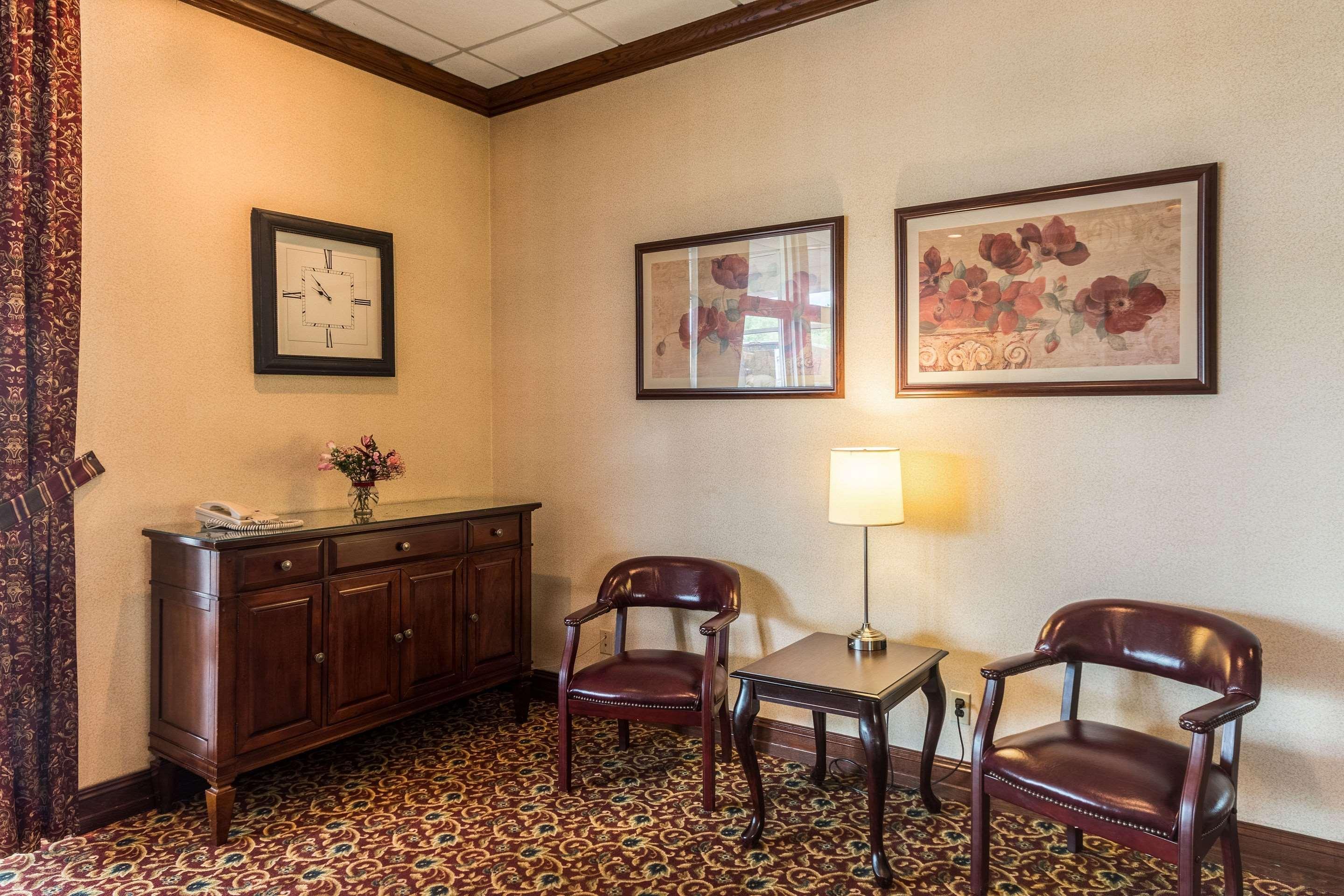 Suburban Extended Stay Hotel Fairmont Bagian luar foto