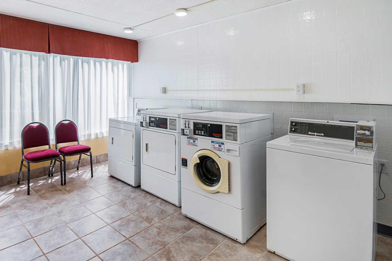Suburban Extended Stay Hotel Fairmont Bagian luar foto