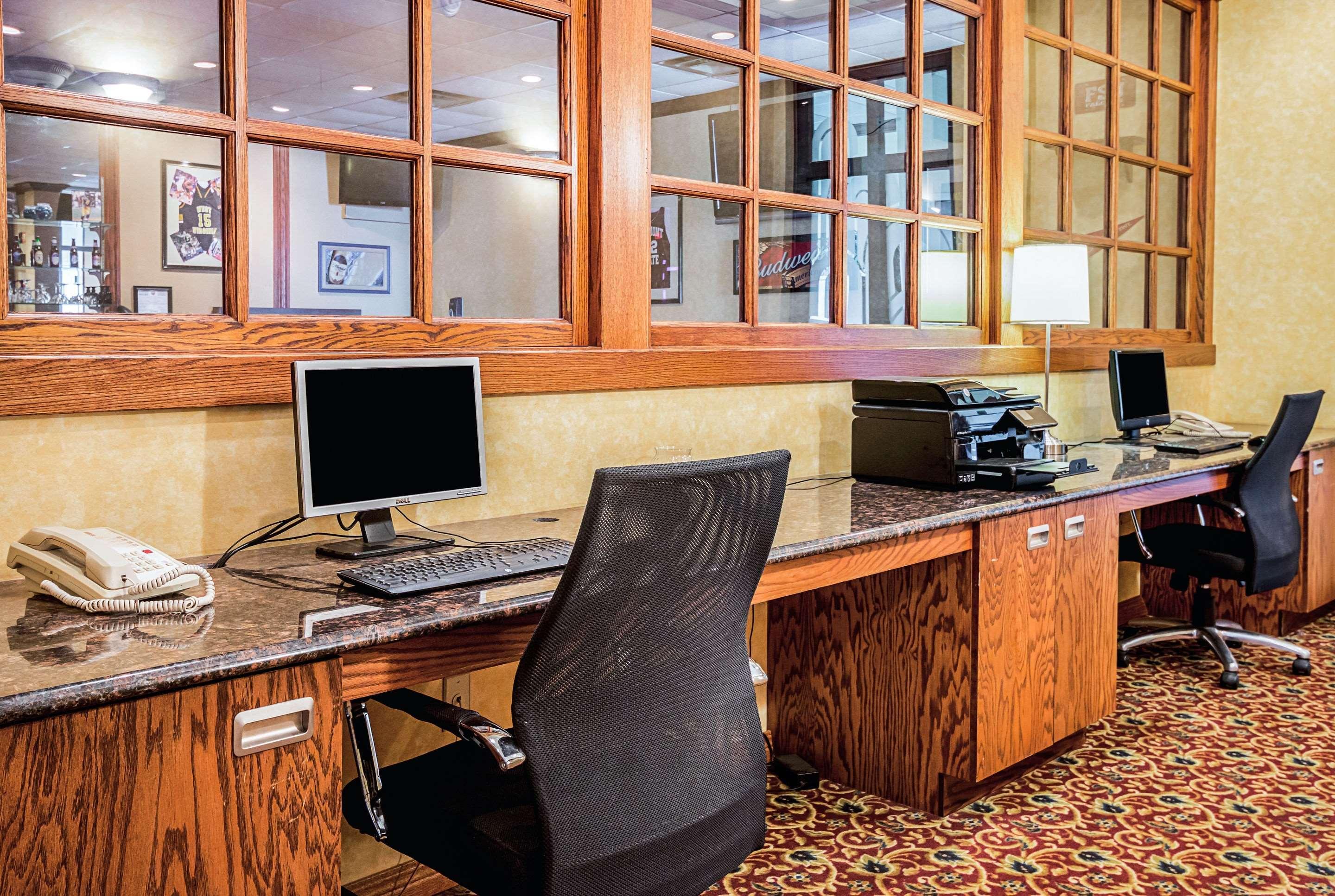 Suburban Extended Stay Hotel Fairmont Bagian luar foto